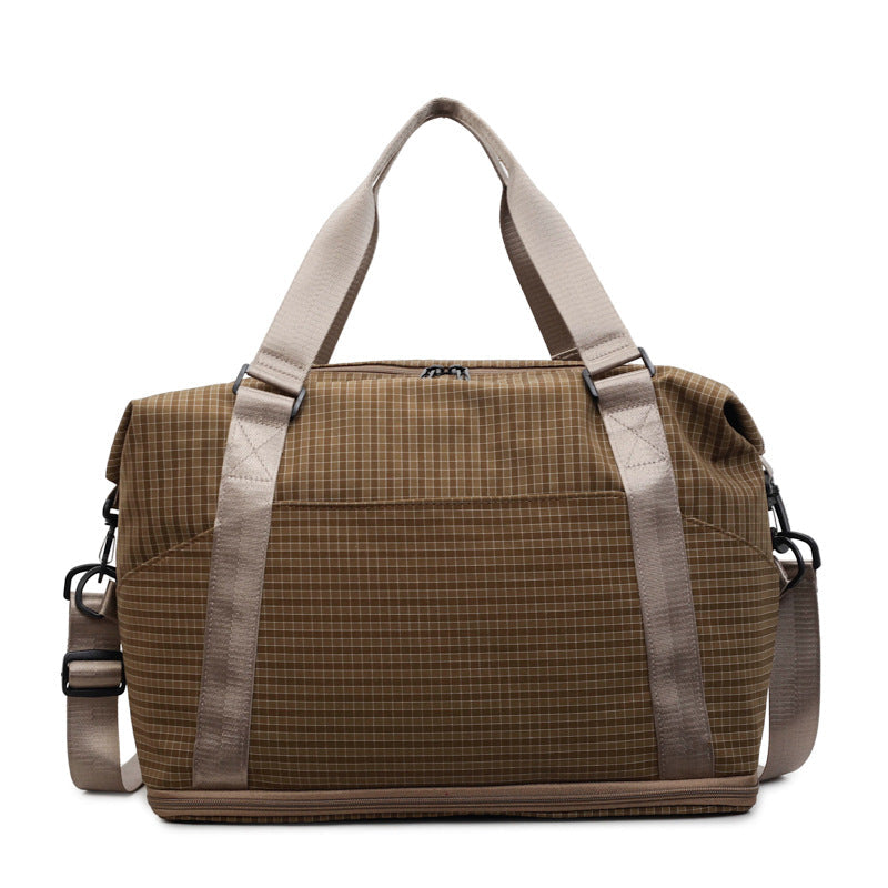 Sporty Travel Bag with Practical Storage and Adjustable Shoulder Strap