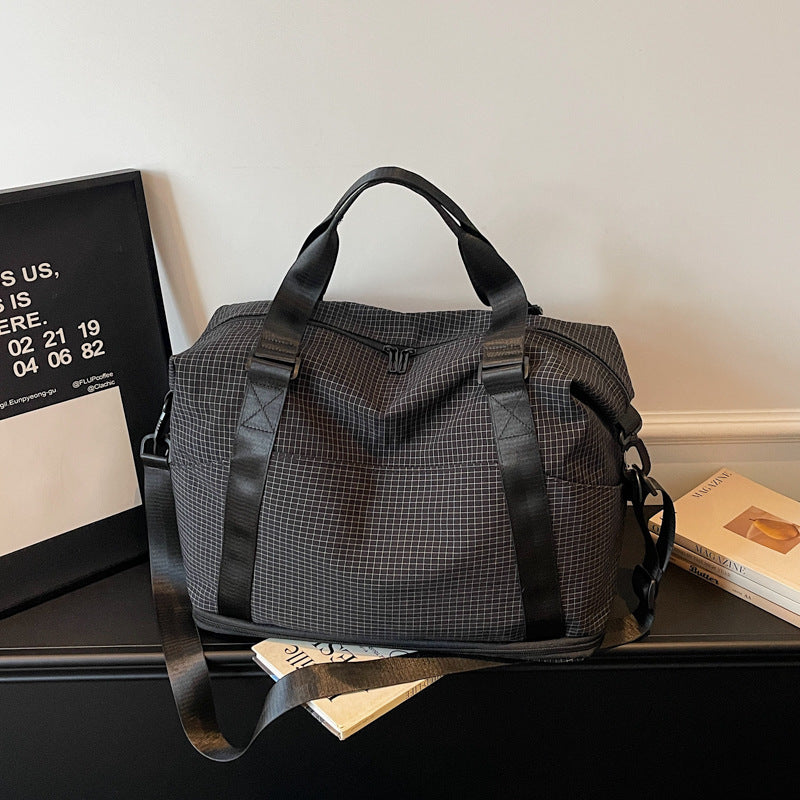 Sporty Travel Bag with Practical Storage and Adjustable Shoulder Strap
