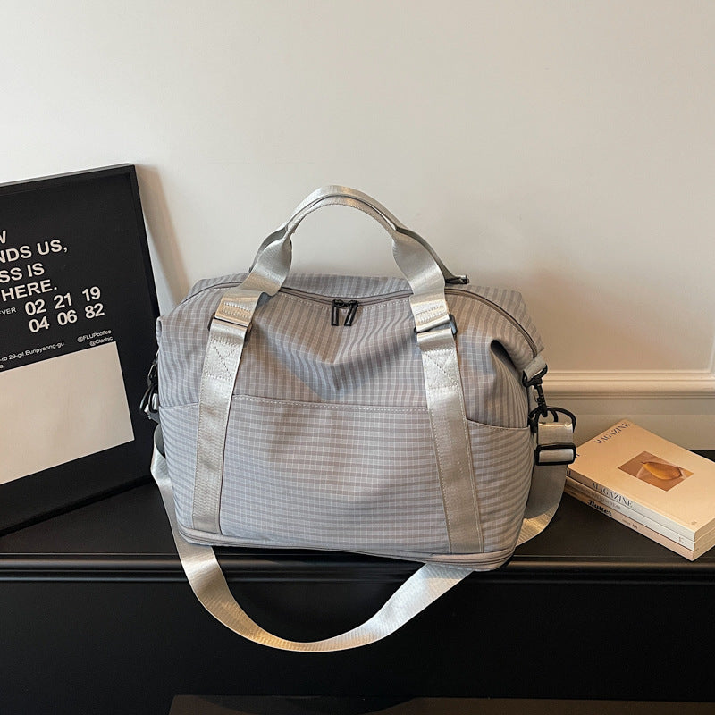 Sporty Travel Bag with Practical Storage and Adjustable Shoulder Strap