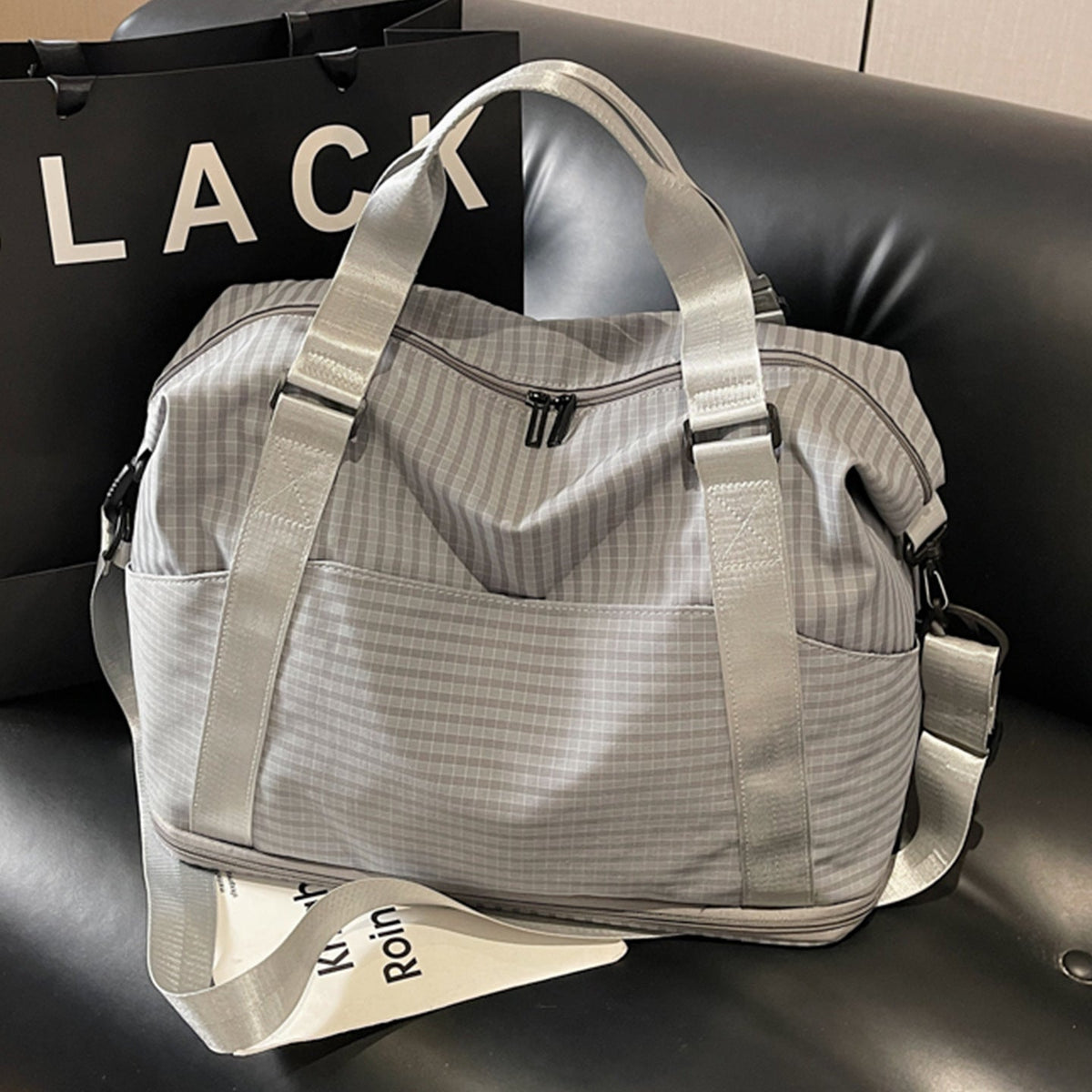 Sporty Travel Bag with Practical Storage and Adjustable Shoulder Strap