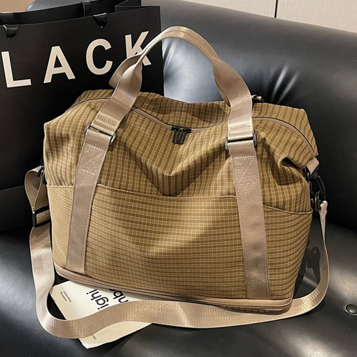 Sporty Travel Bag with Practical Storage and Adjustable Shoulder Strap