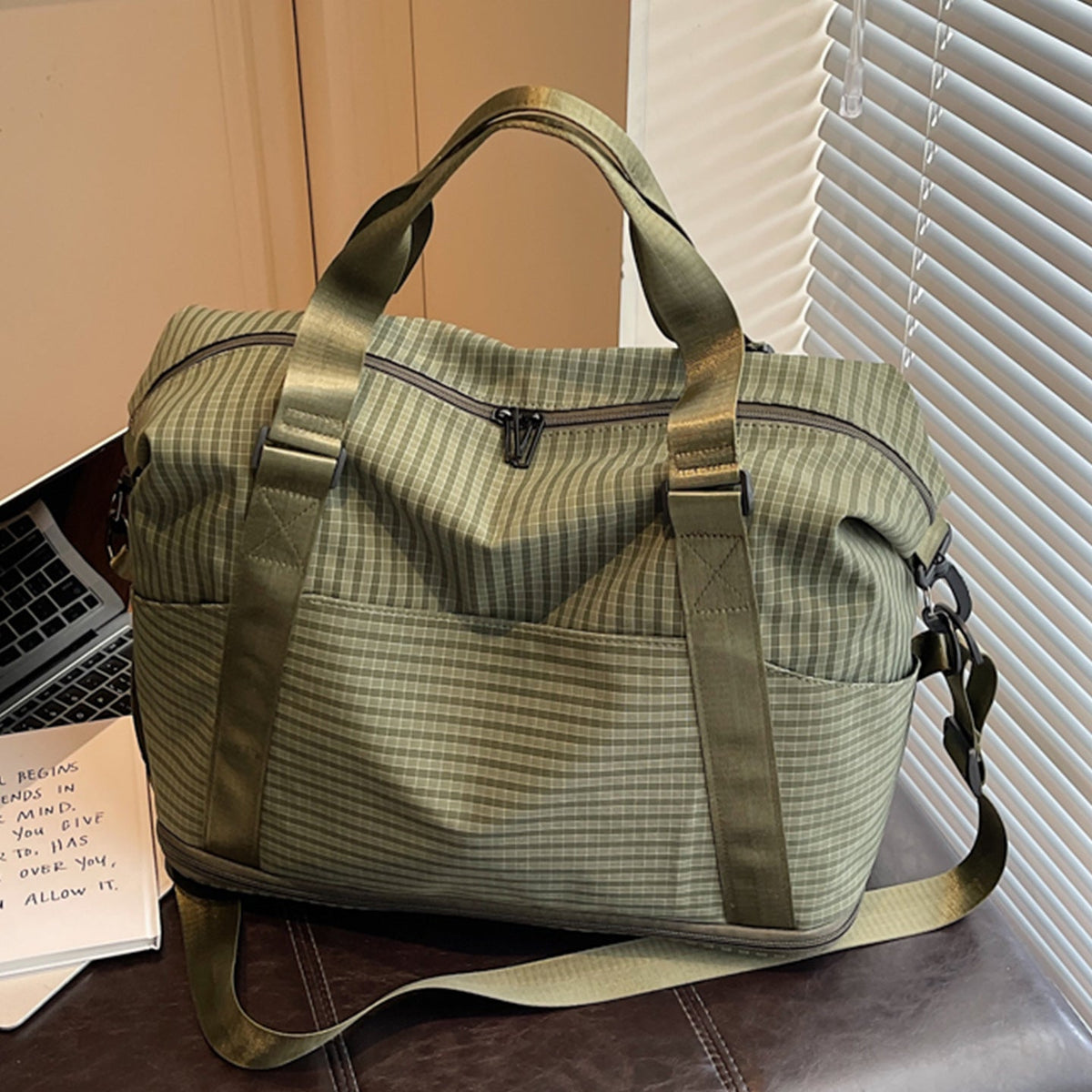 Sporty Travel Bag with Practical Storage and Adjustable Shoulder Strap